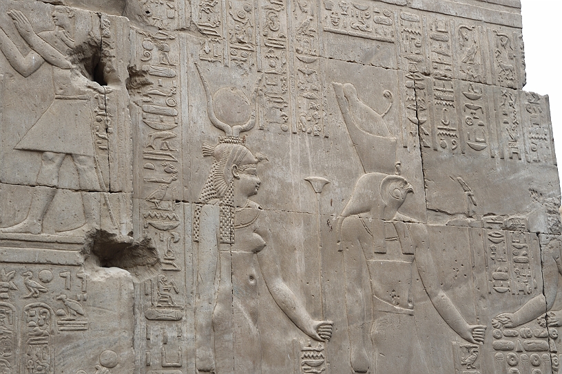 50 MAK_6366.jpg - Il dio Horus, indossa la corona Pschent, che simboleggia l'unione dell'Alto e del Basso Egitto e la dea Hathor, una delle tre divinità a cui è dedicato il tempio, identificabile dal copricapo con disco solare e corna.